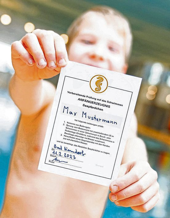 Kindern das Schwimmen beibringen und Leben retten