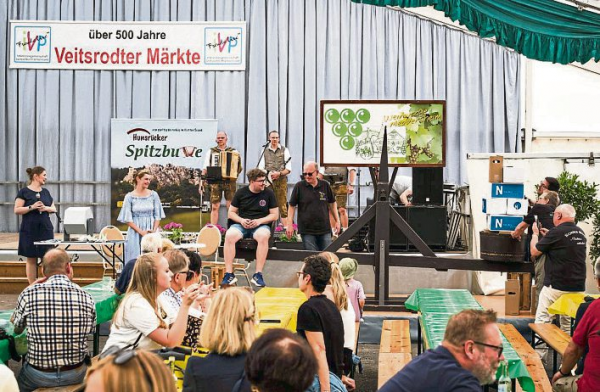 Tradition, Musik und edle Tropfen im Festzelt