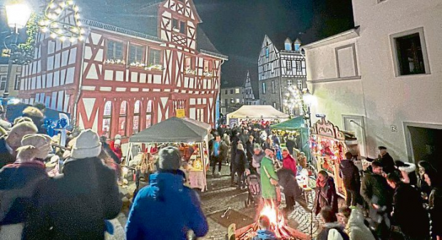 Weihnachtsmarkt rund ums Rathaus in Rhens