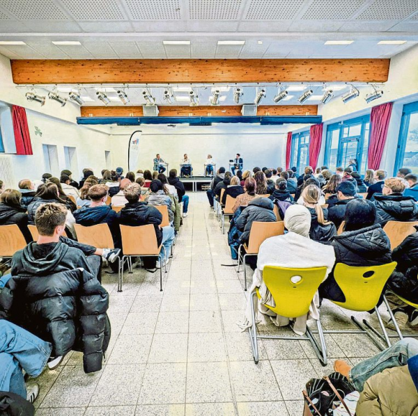 Schulbesuchstag zum 9. November versammelt Politiker