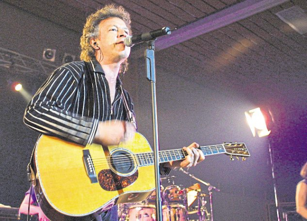 Wolfgang Niedecken saẞ da im Bademantel