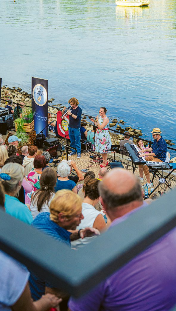 Kulturstufen am Rhein in Koblenz laden zu Sommermusik an den Schlossstufen ein