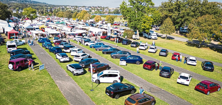 Veitsrodter Herbstmarkt: Fahrzeugvielfalt unter freiem Himmel