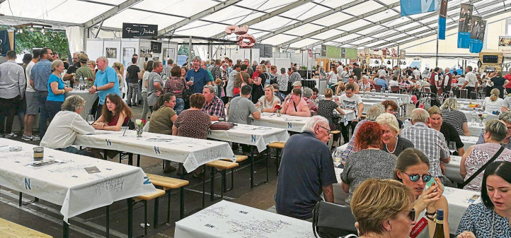 Wein und Kulinarik im Weinzelt