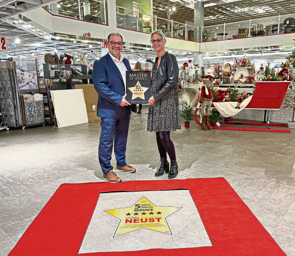 Der Möbel Neust-Stern strahlt auf dem „Walk-of-Service“