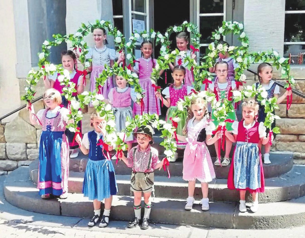 Dorffest unter alten Bäumen