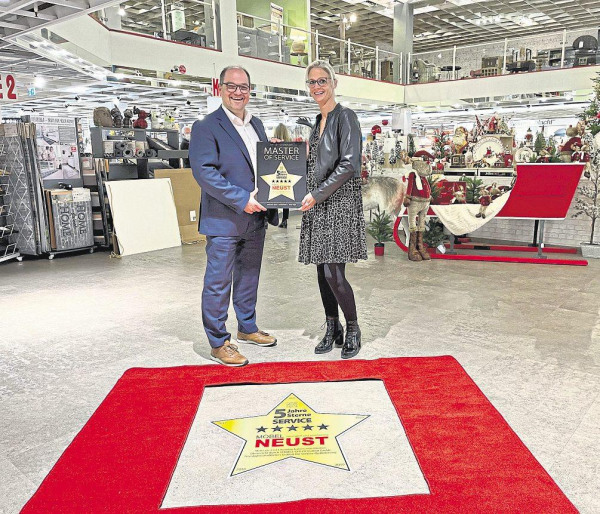Der Möbel Neust-Stern strahlt auf dem „Walk-of-Service“