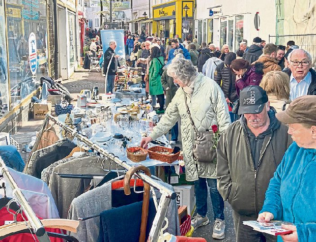 Buntes Markttreiben und Flohmarkt in der Oberstraße in Simmern