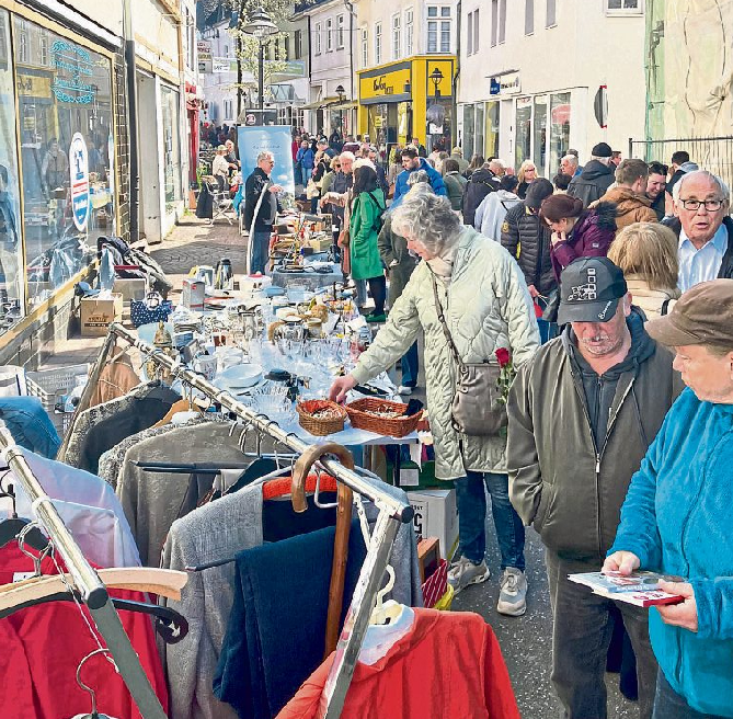 Simmern: Bunter Flohmarkt in der Oberstraße