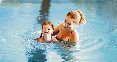 Mobiles Schwimmbad für Schulen: Kindern das Schwimmen beibringen