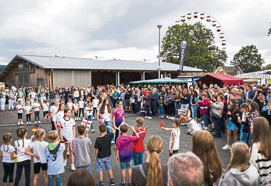 „Ein buntes Treiben zwischen Krammarktständen, Fahrgeschäften und Essensduft“