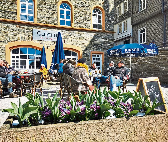 Vielfältige Speisen und Getränke beim Simmerner Stadtfest rund um Schlossplatz