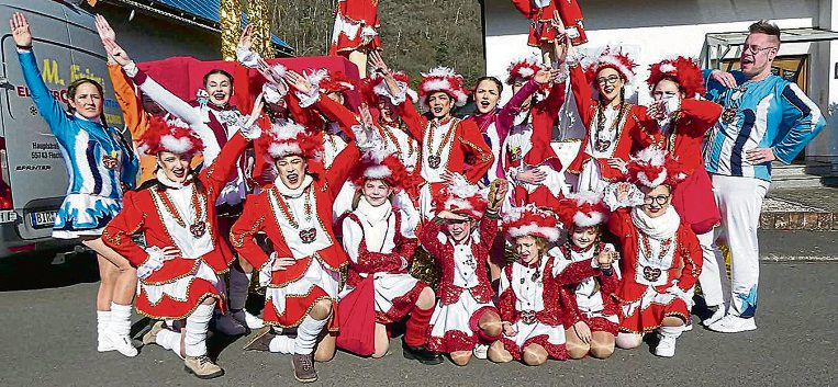 Närrischer Lindwurm: Fischbach feiert auf der Straße