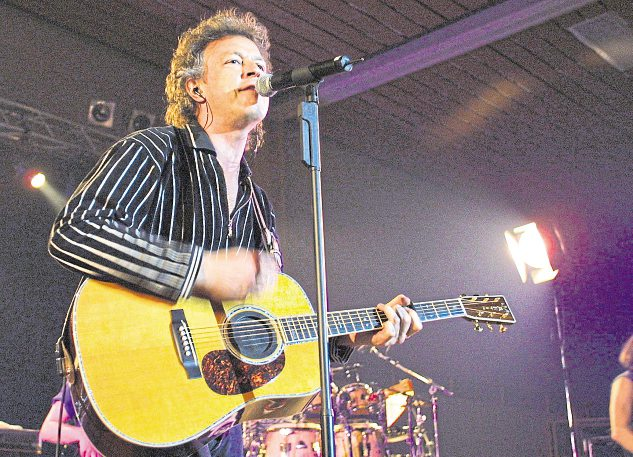 Wolfgang Niedecken saẞ da im Bademantel