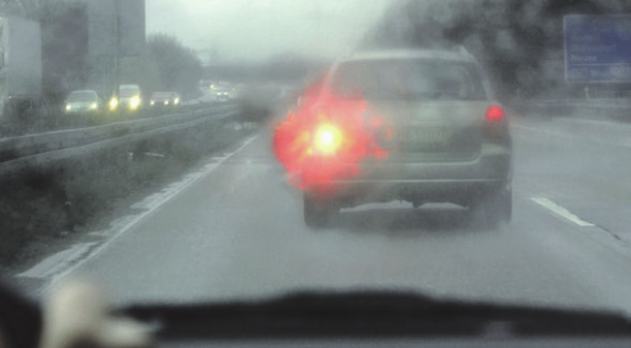 Fahren bei Nebel: Tempo runter, Licht an