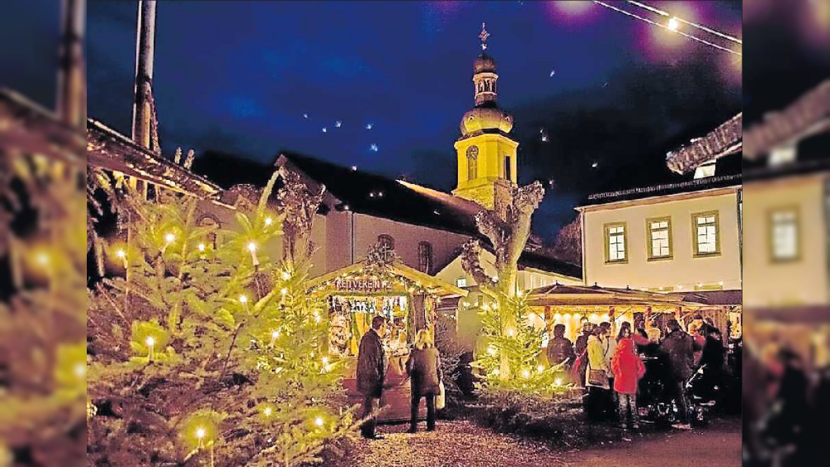 Malerischer Weihnachtsmarkt rund um die Pfarrkirche im Ortskern Rheinzaberns