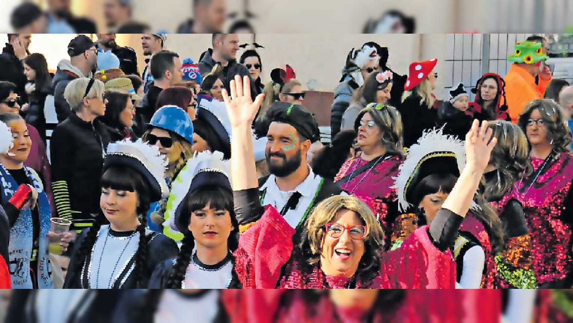 Die Narren ziehen durch die Straßen