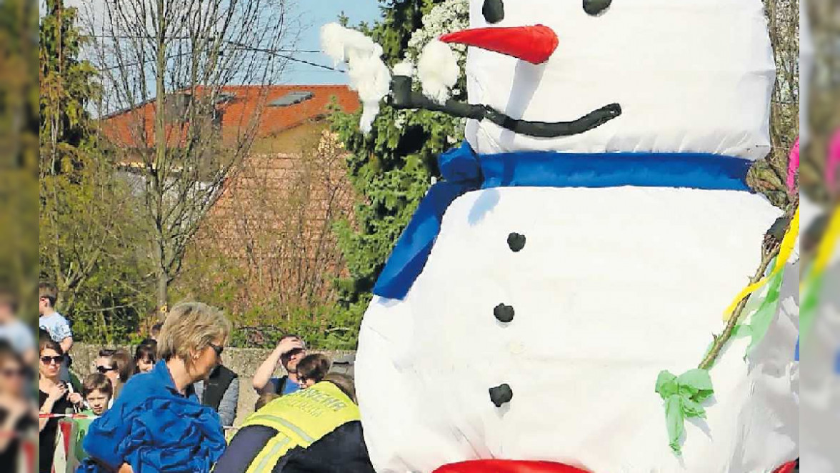 Winterverbrennung, Umzug und Kunstausstellung