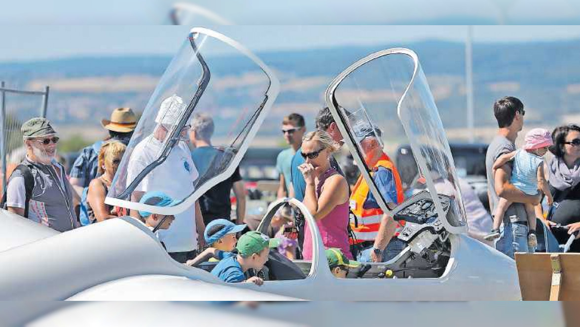 Quirnheim: Flugplatzfest mit Kunstflugvorführungen und Oldtimer-Autos