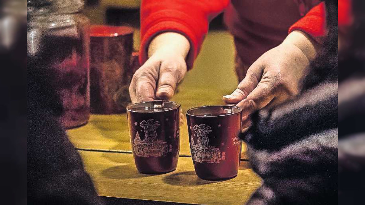 Weihnachtsmarkt in Contwig: Glühwein und Streichelzoo