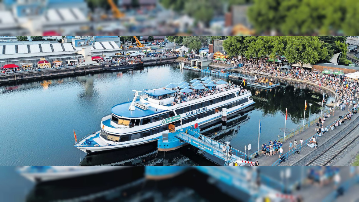 Fahrgastschiff Karlsruhe: "Leinen los"