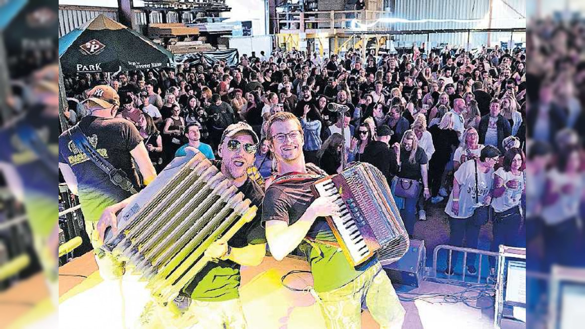Feierlaune beim Scheunenfest in Dellfeld