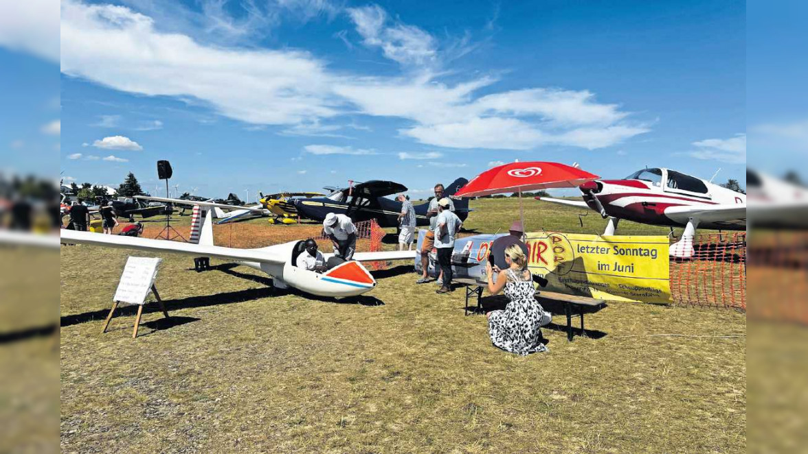 Flugplatzfest mit Kunstflugvorführungen & Oldtimer-Sternfahrt