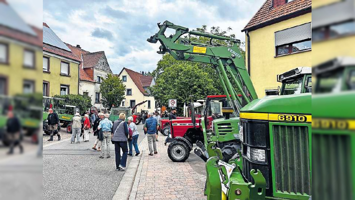 Musikalische Unterhaltung und Oldtimer-Traktoren