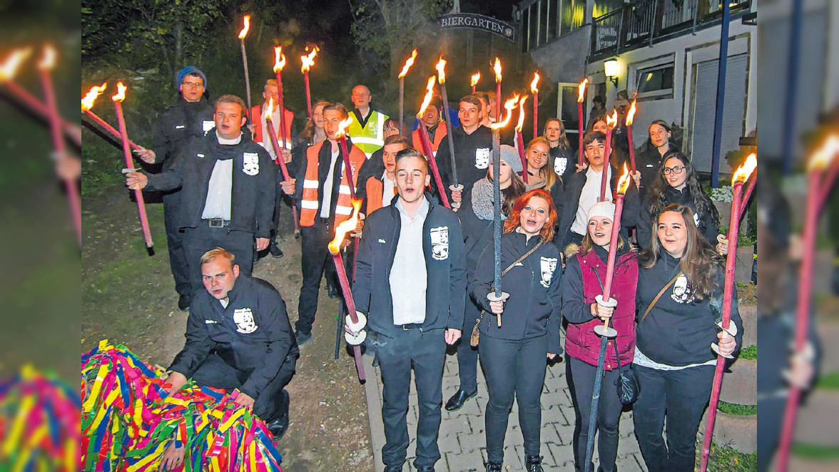 Feierlaune, Fackeln und Feuerwerk