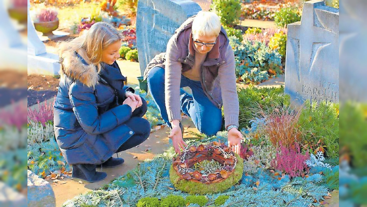 Herbstleuchten auf dem Friedhof