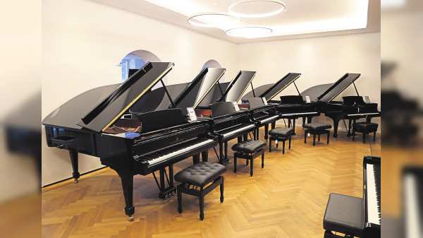 Pianohaus Marcus Hübner in Trier: 5x Steinway & Sons B-211 Flügel