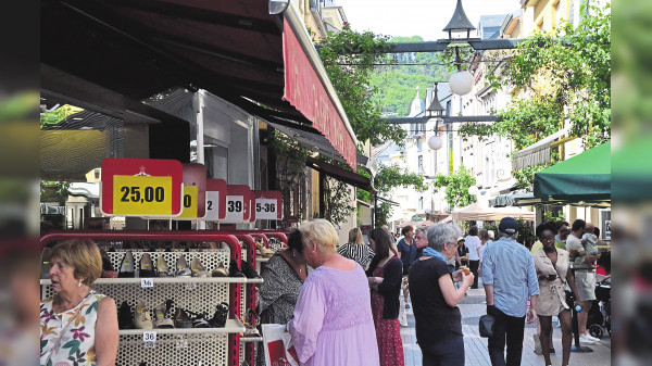 Braderie in Echternach: In historischem Rahmen Shoppen und  Genießen