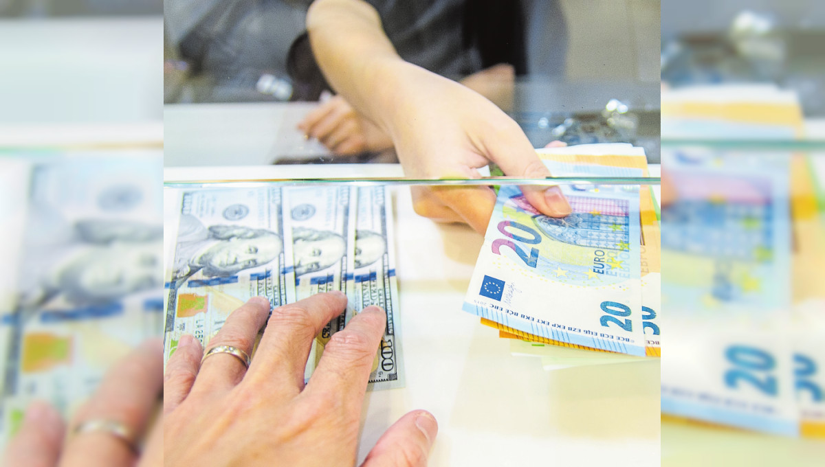 Mit Cash und Karten unterwegs